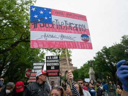 Un cartel dice "Parad la tiranía" en la manifestación del sábado, en Austin (Texas, EE UU), contra el confinamiento.