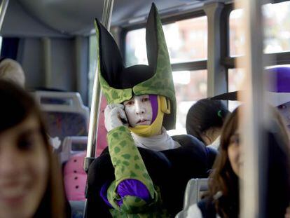 Un "cosplayer" a un autobús de Barcelona, camí del Saló del Manga. carmen secanella