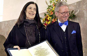 Susan Sontag, el domingo en Francfort, con el director de la Feria del Libro, Dieter Schormann, tras recibir el Premio de la Paz de los Editores y Libreros.