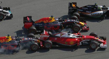 Vettel, en el momento de ser golpeado por Kvyat.