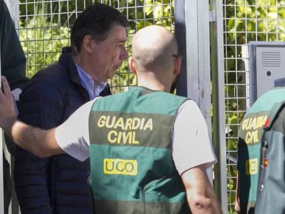 Ignacio González, expresidente de la Comunidad de Madrid, sale de la comandancia de la Guardia Civil hacia la Audiencia Nacional, este viernes.
