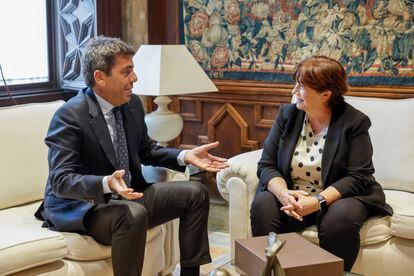 El presidente de la Generalitat Valenciana, Carlos Mazón, en la reunión con la presidenta de la Acadèmia Valenciana de la Llengua, Verònica Cantó, este lunes.