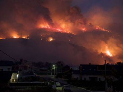 Imagen del incendio a primera hora de la noche de ayer en las cercan&iacute;as de O Barco de Valdeorras.