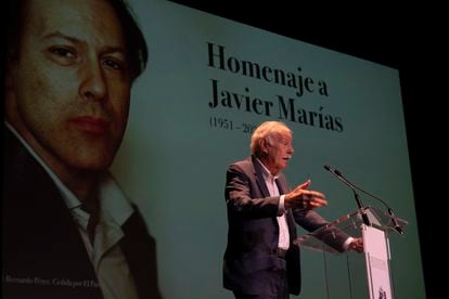 El escritor Eduardo Mendoza, durante su intervención en el homenaje a Javier Marías celebrado este viernes en el Círculo de Bellas Artes de Madrid.