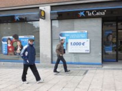 Una campa&ntilde;a de seguros, en una sucursal de La Caixa.