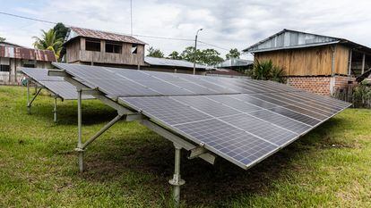 Paneles solares en una planta para procesar semillas locales en Iquitos (Perú).