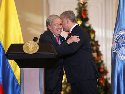 El secretario general de la ONU, Antonio Guterres (izquierda), abraza al presidente de Colombia, Iván Duque, durante los actos por el quinto aniversario de los Acuerdos de Paz, en noviembre.
