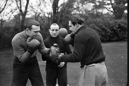 Adrian (izquierda) y Denis, hijos de Arthur Conan Doyle, practican boxeo en 1936.