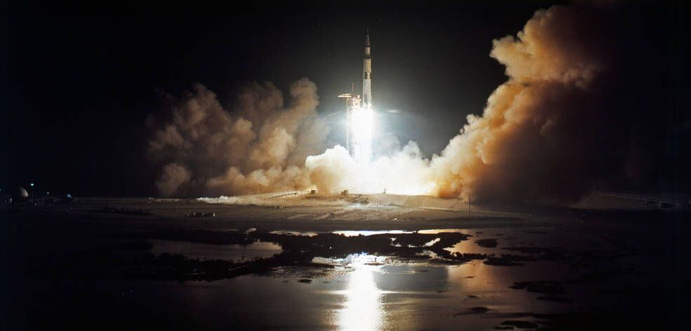El cohete Saturno V del Apolo 17 en el momento de la ignición y despegue, en el Centro Espacial Kennedy de la NASA en Florida (EEUU).