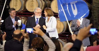 Miguel Arias Cañete y Maria Dolores de Cospedal, durante un acto celebrado ayer en Quintanar de la Orden (Toledo).