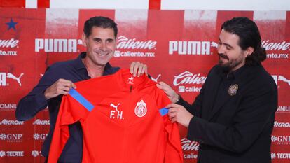 Fernando Hierro presentado como director deportivo de las Chivas de Guadalajara, en octubre pasado.