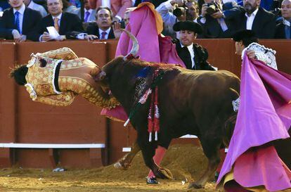 El torero peruano Andr&eacute;s Roca Rey sufre una cogida en su segundo toro de la s&eacute;ptima corrida de abono de la Feria de Abril de Sevilla.