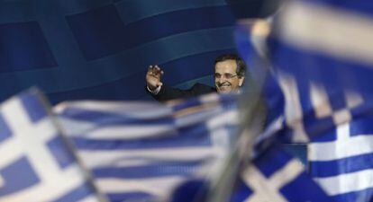 El líder de Nova Democràcia, Andonis Samaràs, saluda els seus seguidors aquest divendres en un míting a Atenes.