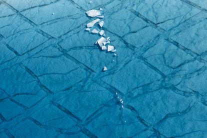 Fragmentos de hielo en un lago de Groenlandia.