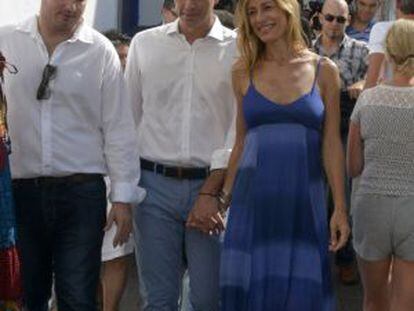 El nuevo lider del PSOE, Pedro Sanchez pasea junto a su esposa en Mojácar.