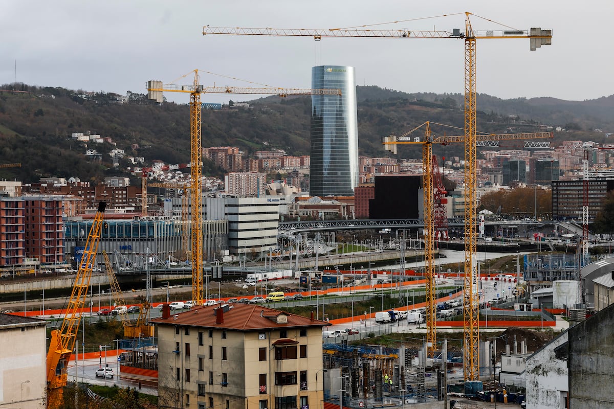 La construcción de vivienda nueva se desploma en Madrid y Barcelona | Economía