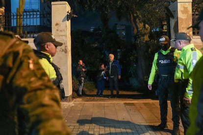 Roberto Canseco en el portal de la puerta por dónde irrumpieron los policías en la Embajada mexicana en Quito.