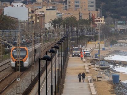 La línea de cercanías que bordea el litoral de Barcelona, en una imagen del pasado viernes.