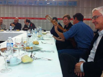 Foto de la cena en la que Zapatero se despide de la ejecutiva socialista, subida por @EduMadina a Twitter. En primer término, Barreda, al fondo, Rubalcaba, y con la guitarra, Aguilar.