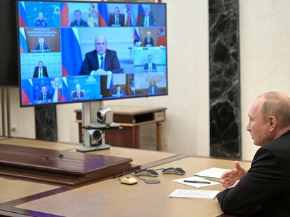 Putin se reunía por videoconferencia con los miembros del Consejo para la Coordinación de la Defensa, este martes en Moscú.