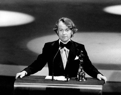 John G. Avildsen recibe el Oscar a mejor director por &#039;Rocky&#039; en 1977.