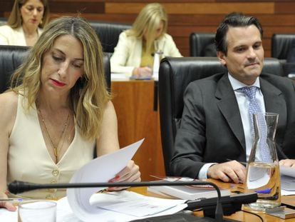 María Guardiola, el pasado martes en la Asamblea de Extremadura, junto al secretario general del PP en la región, Abel Bautista.