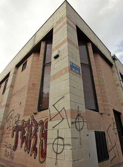 Un edificio de Alcalá de Henares en cuya fachada lucen símbolos nazis.