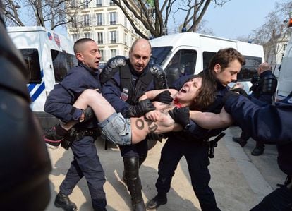 La Policía se lleva a una de las activistas que se manifiestan cerca de la Embajada de Túnez en París.