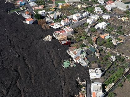 Imagen aérea de la lava acechando la localidad de La Laguna, en La Palma, el 29 de noviembre.