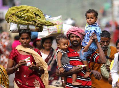 Una familia regresa a su casa, en Orissa, tras el paso del cicl&oacute;n.