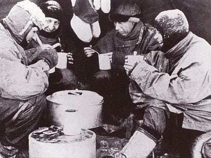 Cuatro de los miembros de la partida de ataque al Polo Sur, Evans, Bowers, Wilson y Scott, desayunando.