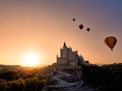 Alcázar de Segovia, amanecer desde un globo aerostático.