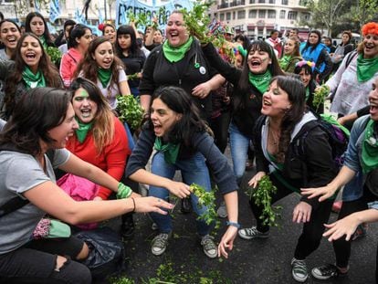 Mujeres advierten del uso del perejil en los abortos clandestinos, en una marcha en Buenos Aires el 28 de septiembre.