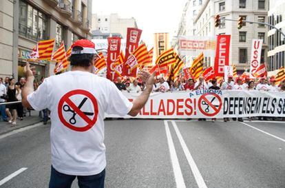 Delegados de CC OO, UGT y USOC protestan en Barcelona por los recortes.