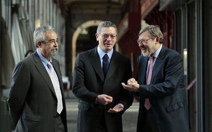 Los tres candidatos a la Alcaldía de la capital conversan bajo los soportales de la plaza Mayor. De izquierda a derecha: Ángel Pérez (IU); al actual alcalde, Alberto Ruiz-Gallardón (PP); y Jaime Lissavetzky (PSM).