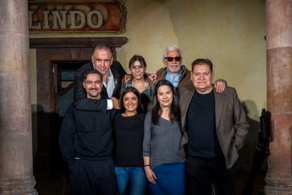 Some members of the cast of 'The Dead': Francisco Ramos, Sandra Solares, Alfonso Herrrera, Paulina Gaytán, Arcelia Ramírez and Joaquín Cosío, along with the director (top right).