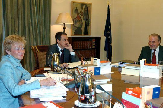 Reunión previa a un Consejo de Ministros, en 2006, de José Luis Rodríguez Zapatero, entonces presidente del Gobierno, y los vicepresidentes María Teresa Fernández de la Vega y Pedro Solbes.