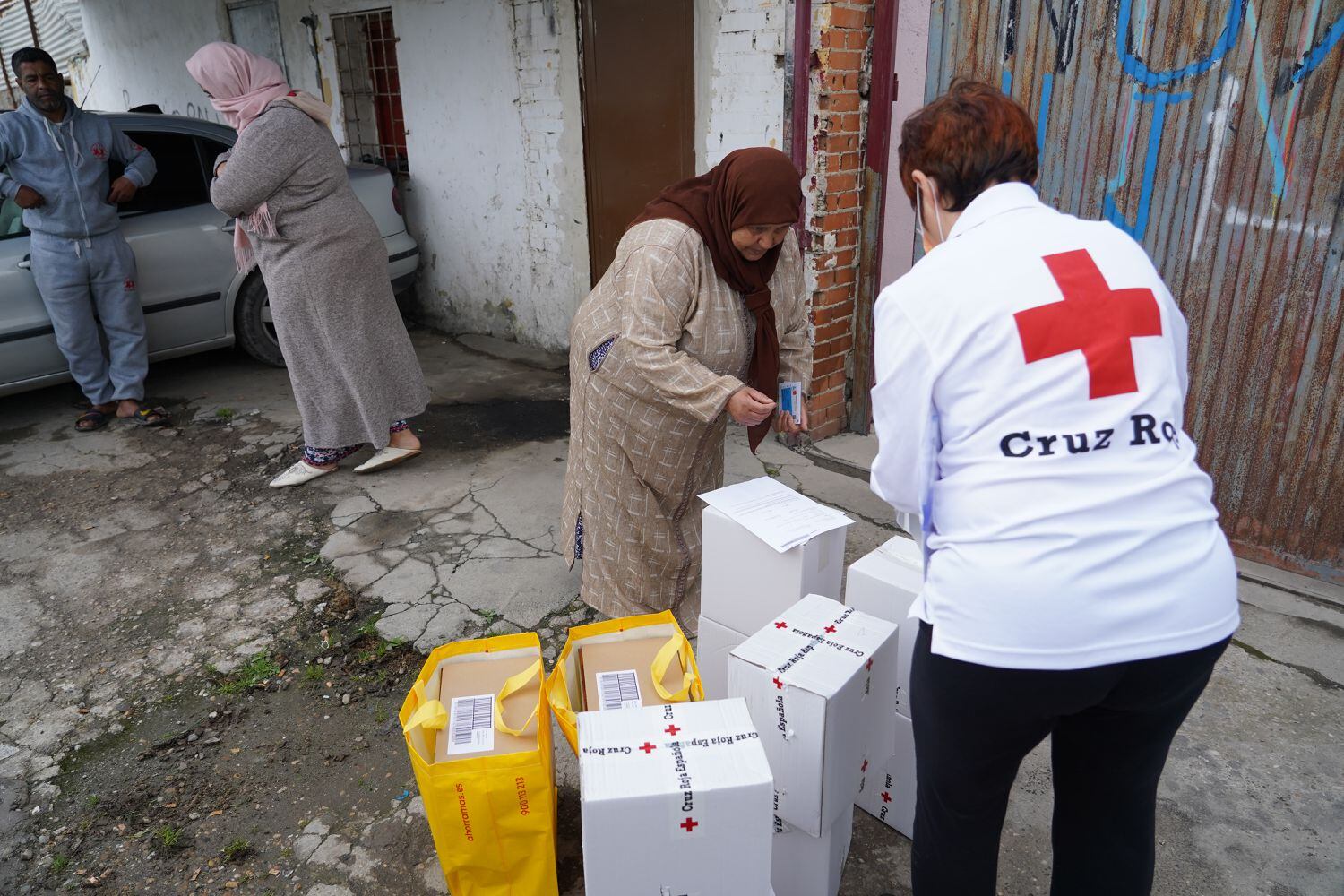 Una familia de origen marroquí recibe ayuda de Cruz Roja en la Cañada