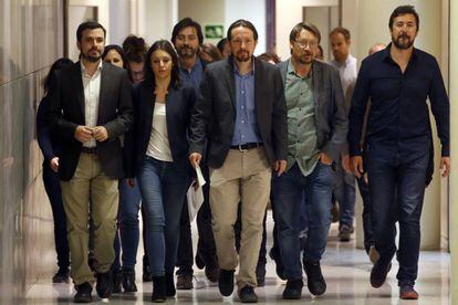 El l&iacute;der de Podemos, Pablo Iglesias, (centro) junto a los portavoces del grupo de Unidos Podemos antes de anunciar su propuesta de moci&oacute;n de censura.