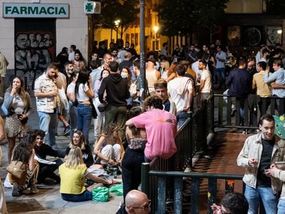 Jóvenes en la plaza del Rastrillo, en el barrio de Malasaña, en mayo de 2021.