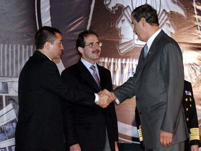 El entonces presidente de México, Vicente Fox, estrecha la mano de Genaro García Luna, el 23 de noviembre de 2004.