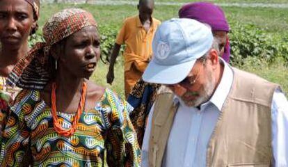 José Graziano da Silva, director general de la FAO, conversa con varias mujeres en Gongolon, cerca de Maiduguri (Nigeria).