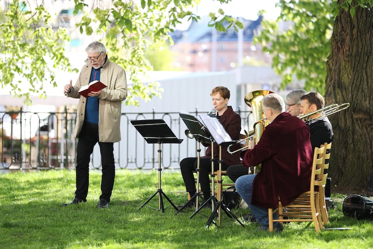 Varios músicos en una misa en el jardín de una iglesia de Estocolmo por el día de la Ascensión.