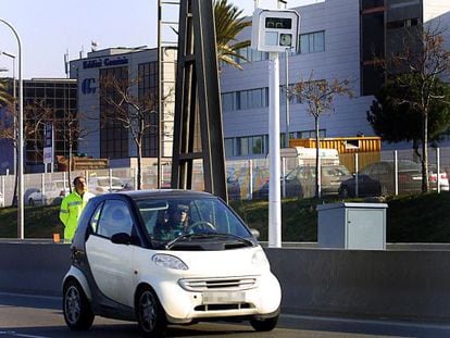 Un coche pasa delante de un radar en Barcelona, en una imagen de archivo.