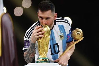 Messi besa el trofeo de la Copa del Mundo después de recoger el premio Balón de Oro.