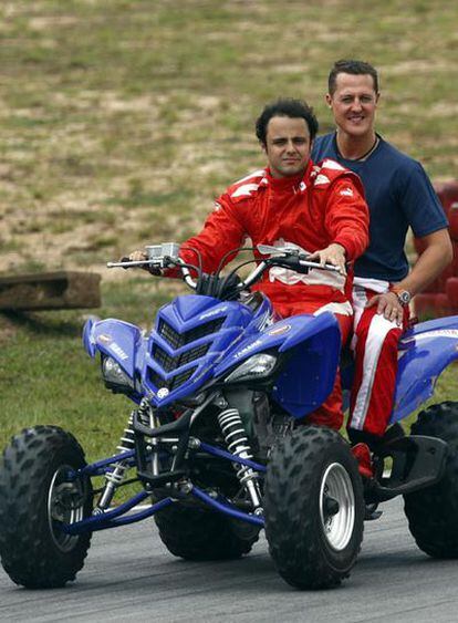 Felipe Massa, al manillar, y Michael Schumacher, en Brasil en 2007.