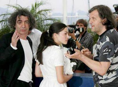 Los actores serbios Miki Manojlovic y Marija Petronijevic, y el director Emir Kusturica posan durante la presentación de la película de Kusturica 'Promise me this' en Cannes.