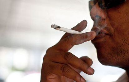 Un hombre fuma un cigarrillo en Brasil. 