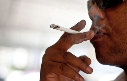 Un hombre fuma un cigarrillo en Brasil.