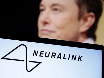 El multimillonario Elon Musk junto al logotipo de Neuralink, su empresa de neurotecnología que ahora implanta chips en humanos.